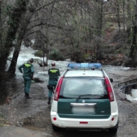 Rescatan a una mujer del interior de un vehículo en el río Jerte