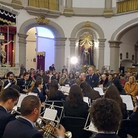 La Vera Cruz recauda casi 1.000 euros y 80 kilos de comida en su concierto solidario