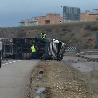 Circulación interrumpida por el vuelco de un camión en la A5