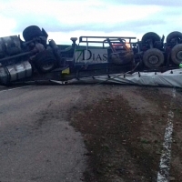 El vuelco de un tráiler corta la carretera entre La Albuera y Talavera