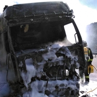 Un camión sale ardiendo en la A-66 a la altura de Monesterio