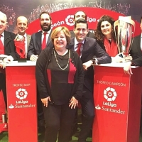 La Copa de la Liga llega a la oficina Smart Santander de Badajoz
