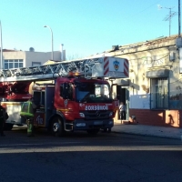 Los Bomberos actúan ante el peligro de derrumbe del techo de una vivienda