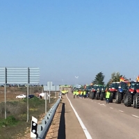 Una tractorada interrumpe la circulación por la N - 430