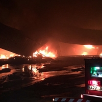 Los bomberos luchan por extinguir un grave incendio en Zafra