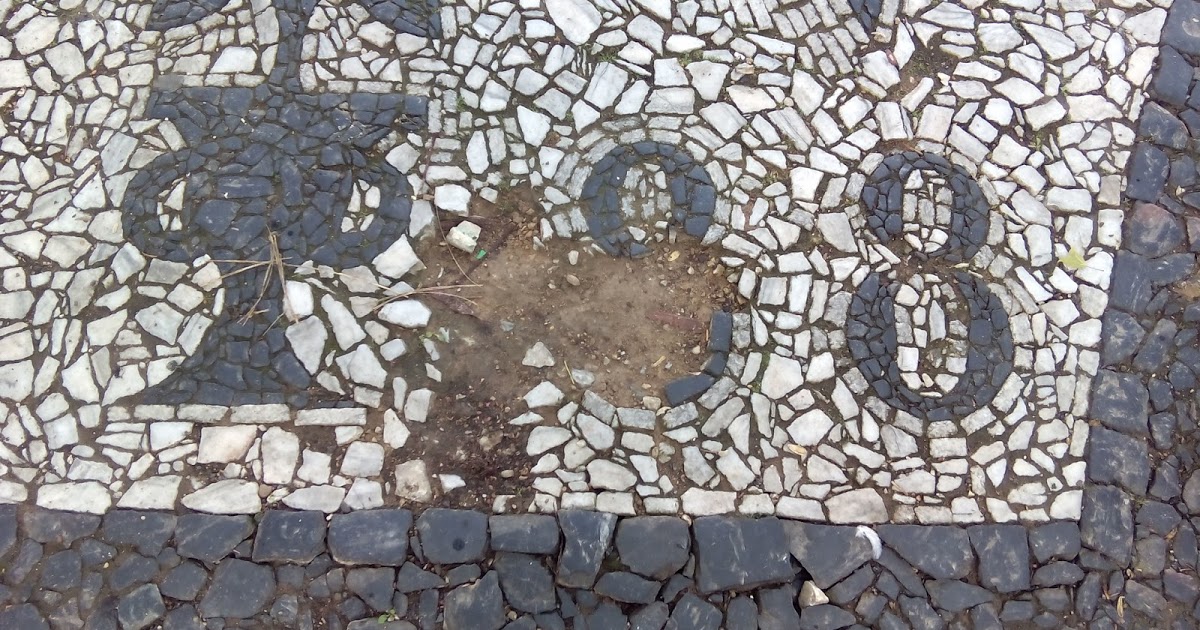 Quejas vecinales por salpicones de agua y barro por baldosas sueltas