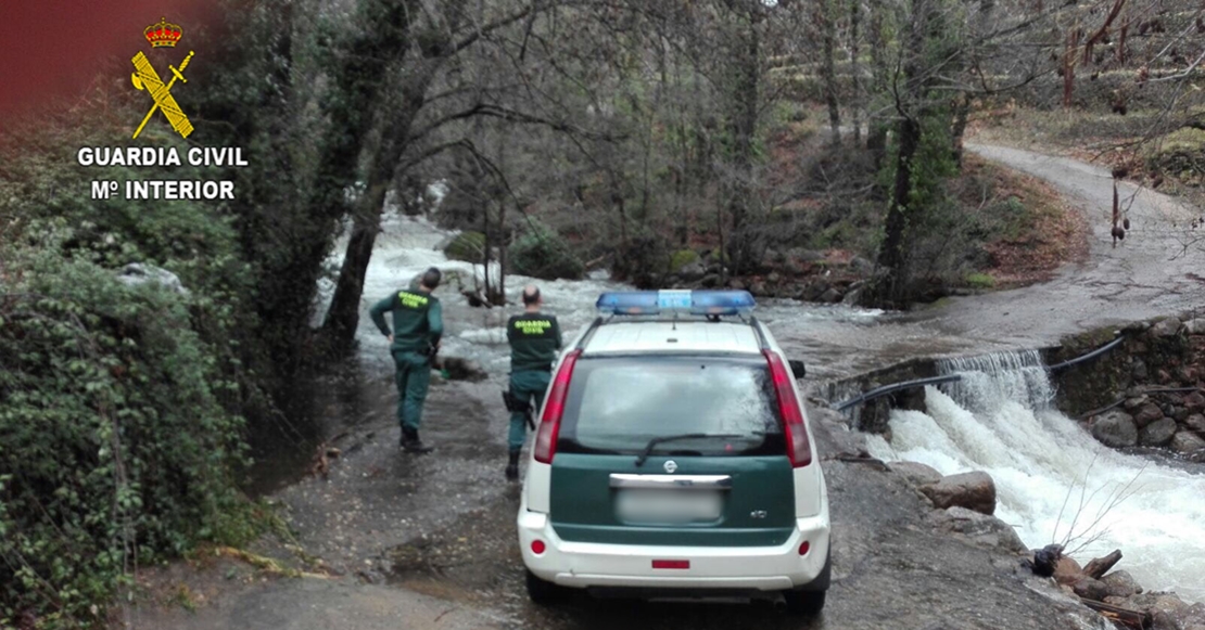 Rescatan a una mujer del interior de un vehículo en el río Jerte tras las crecidas