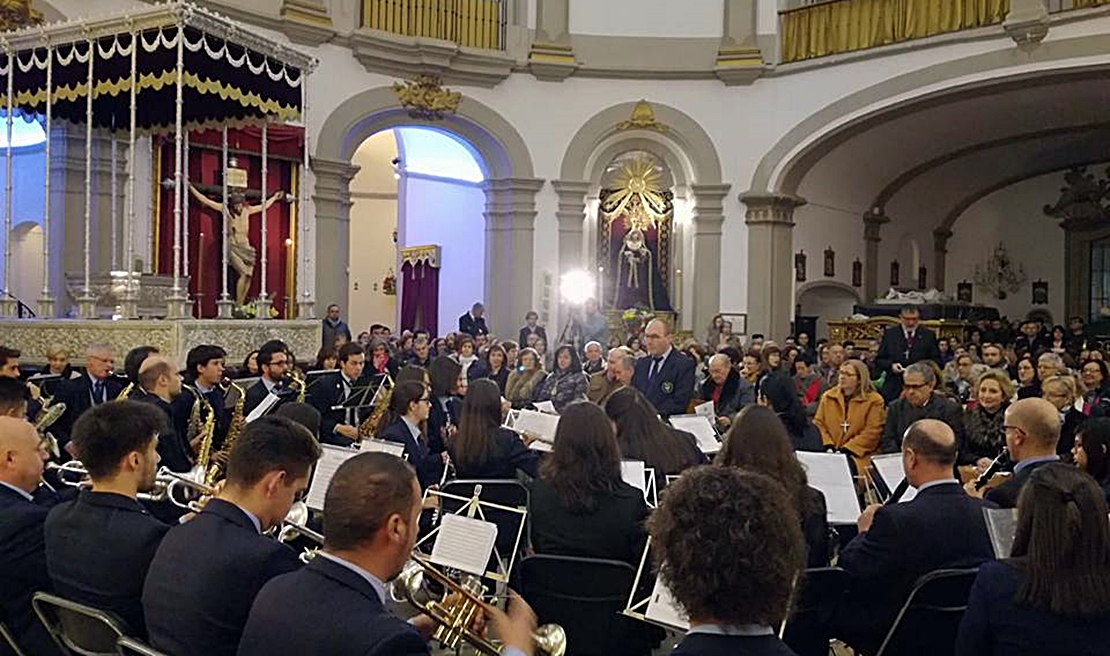 La Vera Cruz recauda casi 1.000 euros y 80 kilos de comida en su concierto solidario