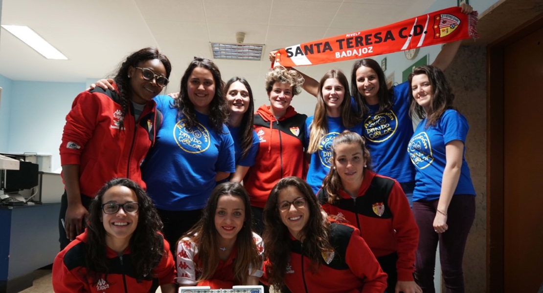 Las futbolistas del Santa Teresa comparten su alegría con los niños del Materno