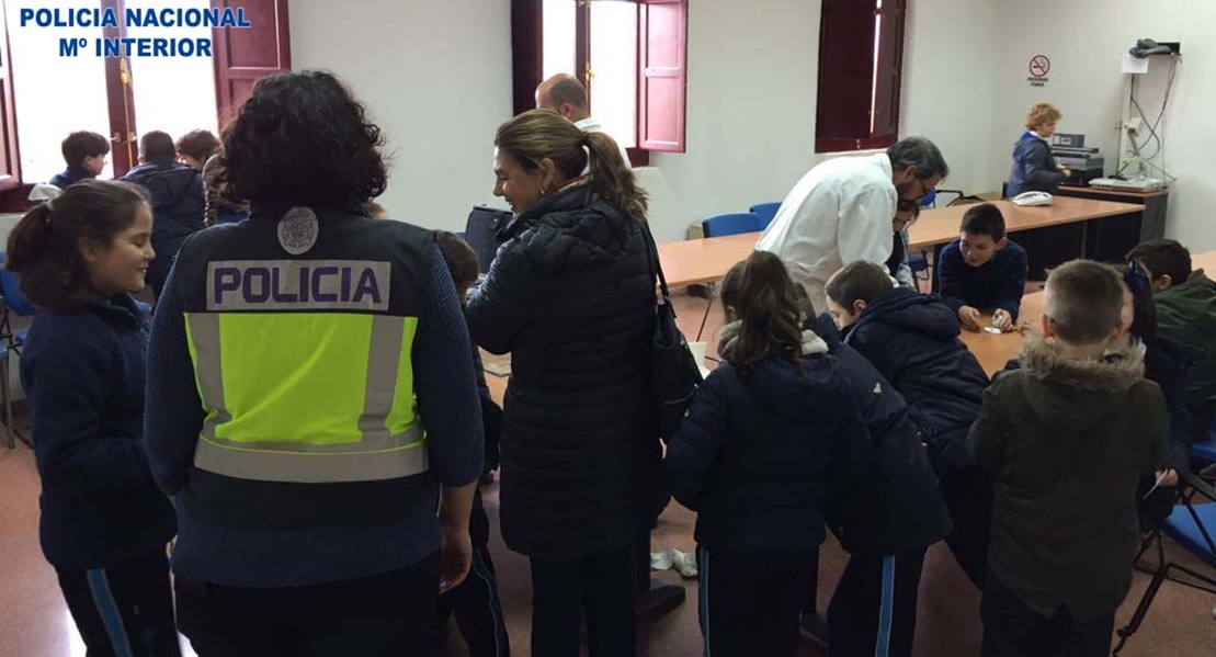 Escolares de Badajoz, en la Comisaría de Policía