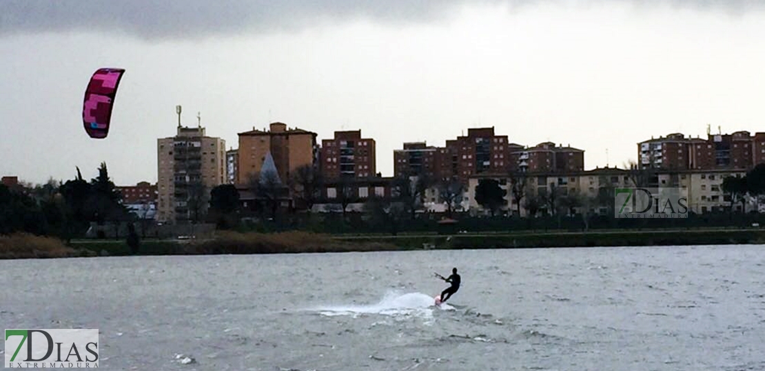 El fuerte viento propicia el Kitesurf en el Guadiana