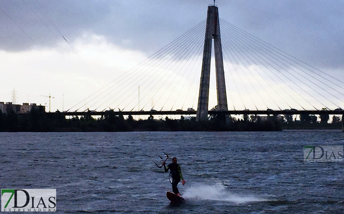 El fuerte viento propicia el Kitesurf en el Guadiana