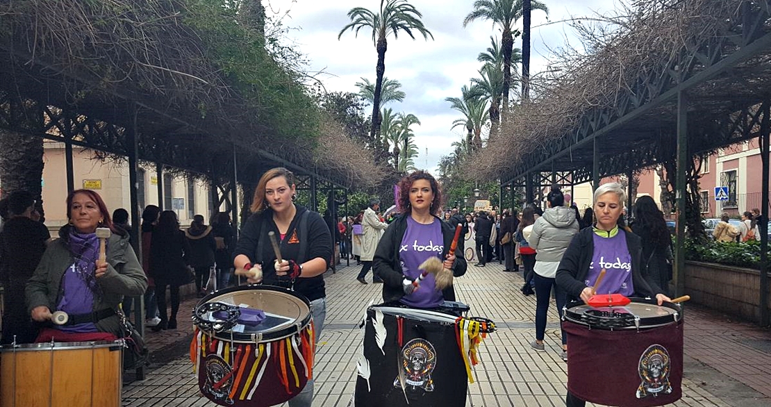 Miles de mujeres claman en Badajoz por una igualdad real