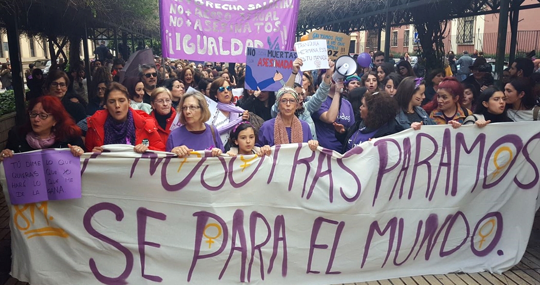 Miles de mujeres claman en Badajoz por una igualdad real