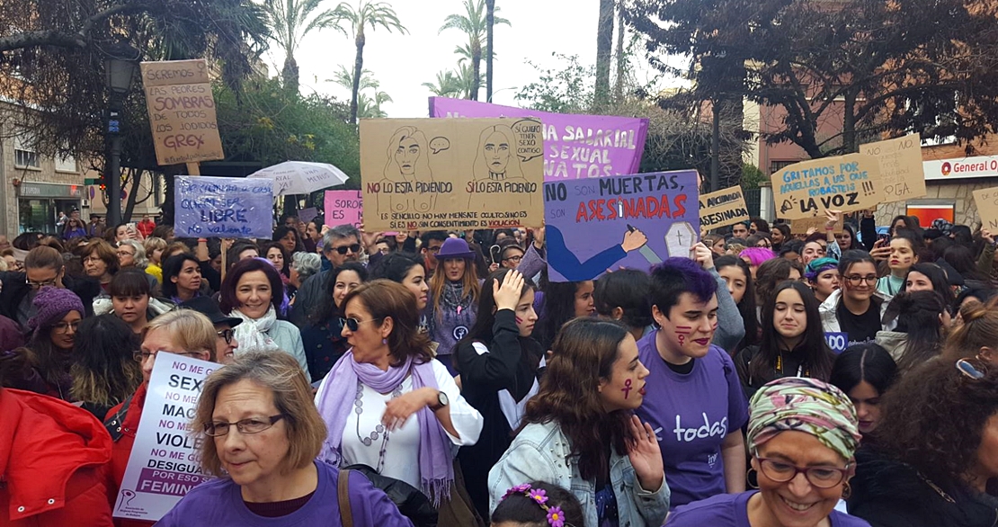 Miles de mujeres claman en Badajoz por una igualdad real