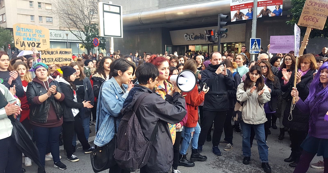 Miles de mujeres claman en Badajoz por una igualdad real