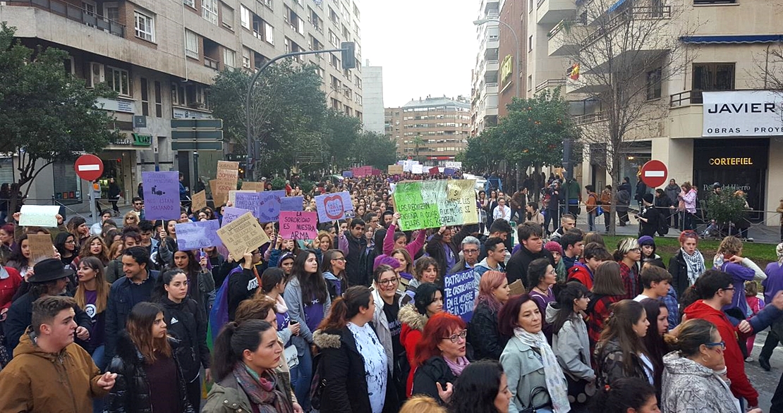 Miles de mujeres claman en Badajoz por una igualdad real