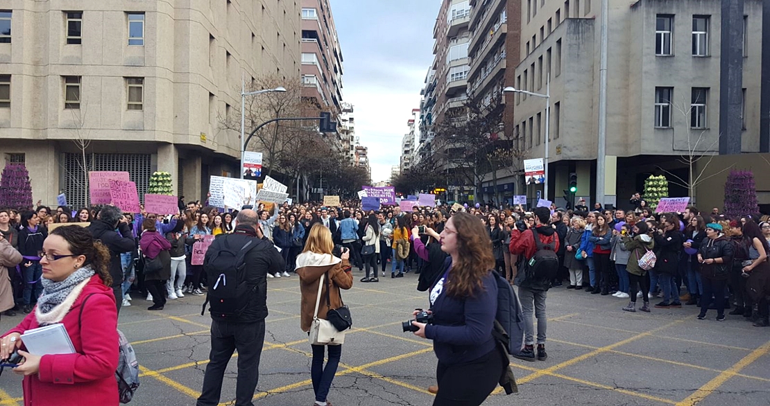 Miles de mujeres claman en Badajoz por una igualdad real