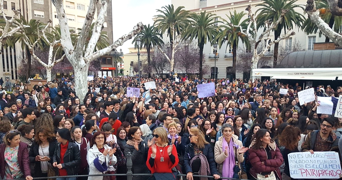 Miles de mujeres claman en Badajoz por una igualdad real