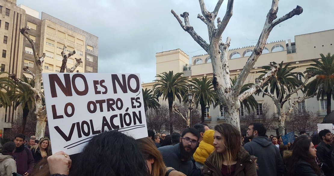 Miles de mujeres claman en Badajoz por una igualdad real