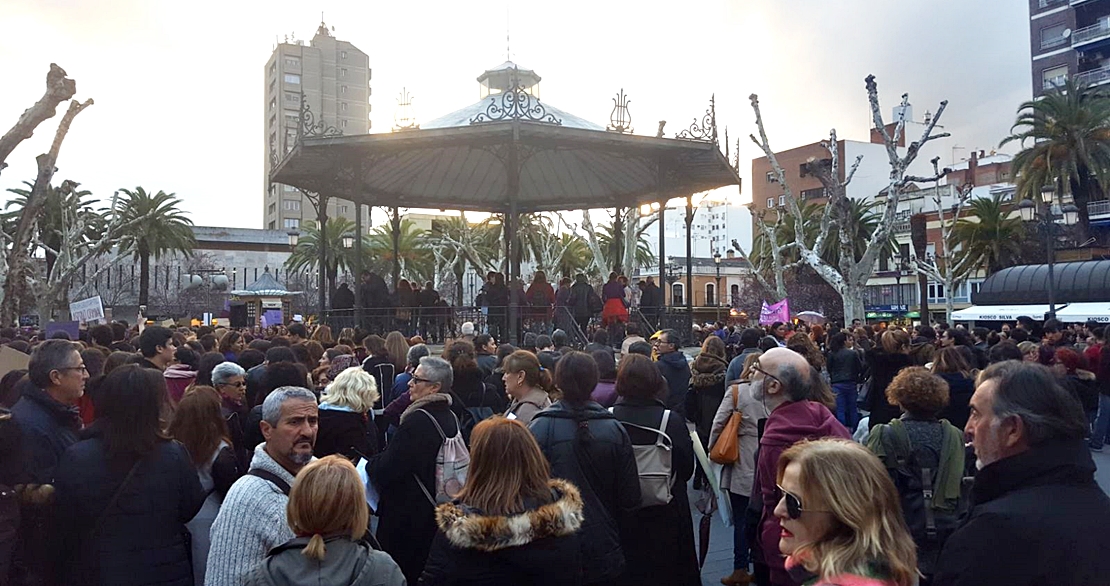 Miles de mujeres claman en Badajoz por una igualdad real