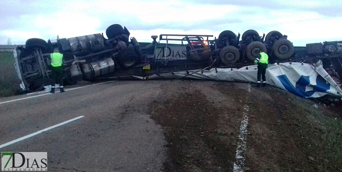 El vuelco de un tráiler corta la carretera entre La Albuera y Talavera