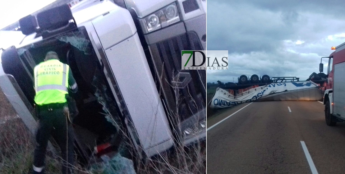 El vuelco de un tráiler corta la carretera entre La Albuera y Talavera