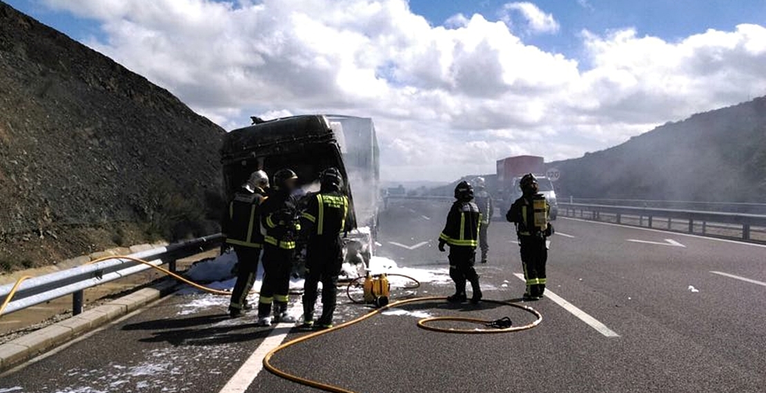 Un camión sale ardiendo en la A-66 a la altura de Monesterio