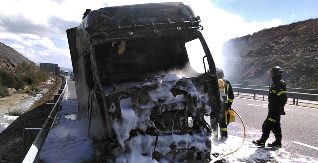 Un camión sale ardiendo en la A-66 a la altura de Monesterio