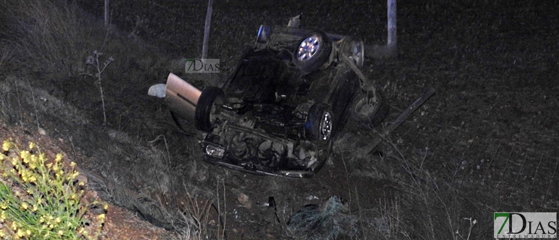 Accidente y vuelco en la carretera Badajoz - Corte de Pelas