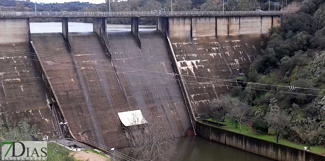 Comienza a desembalsar la presa del Villar del Rey