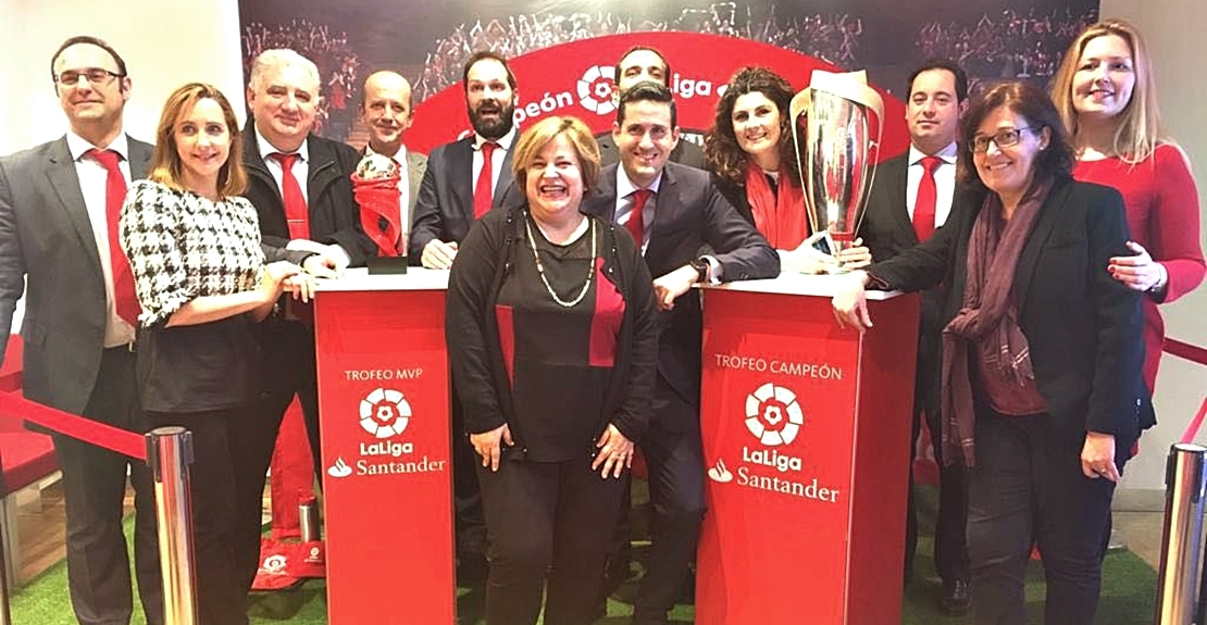La Copa de la Liga llega a la oficina Smart Santander de Badajoz