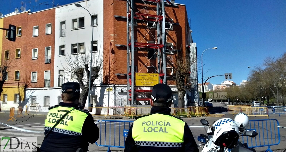 Cortes de tráfico ante el peligro de derrumbe de un edificio en Badajoz