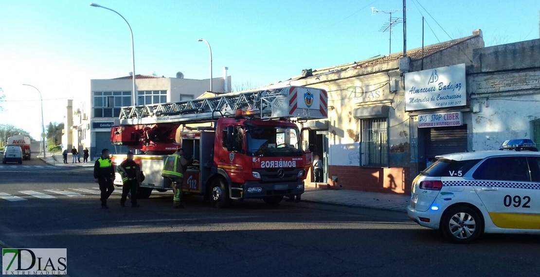 Los Bomberos actúan ante el peligro de derrumbe del techo de una vivienda