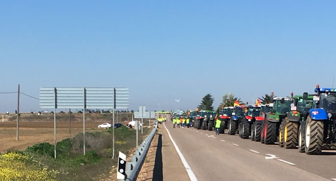 Una tractorada interrumpe la circulación por la N - 430