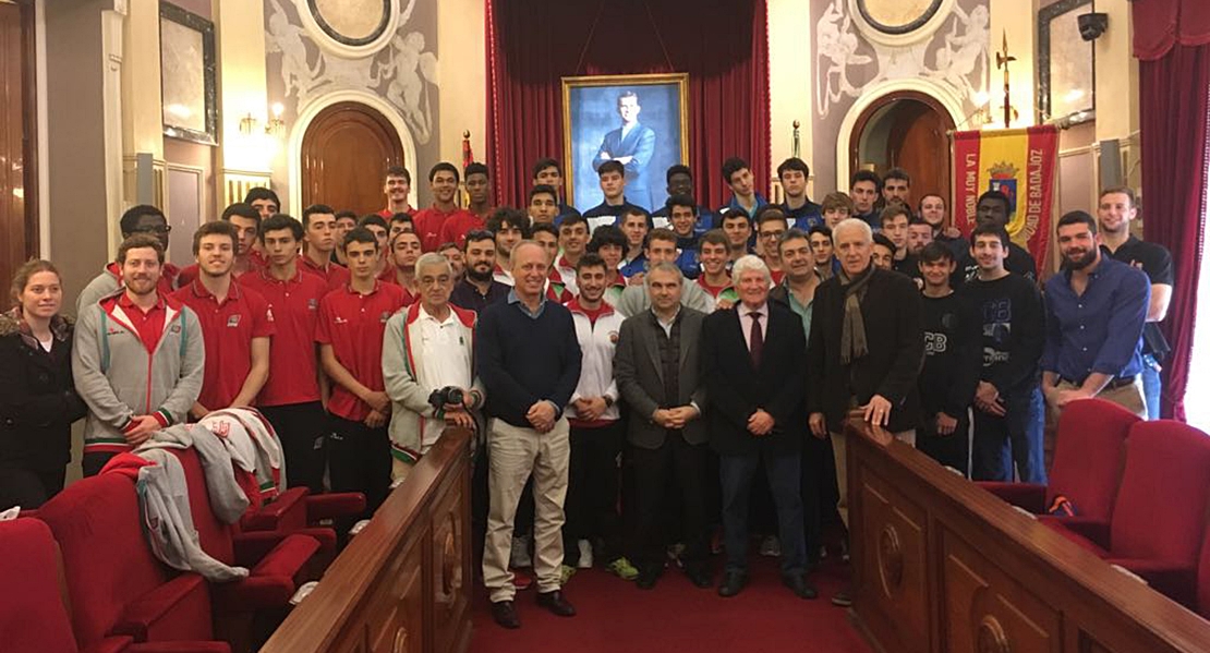 El alcalde recibe a los jugadores del Torneo de Baloncesto Ciudad de Badajoz