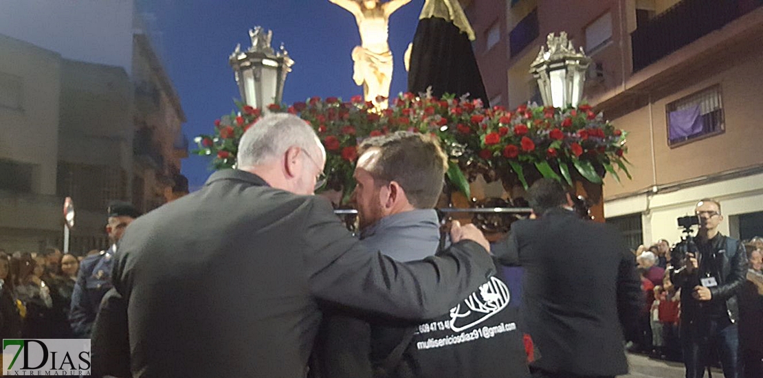 Víctor protagoniza el momento más emotivo de la Semana Santa de Badajoz