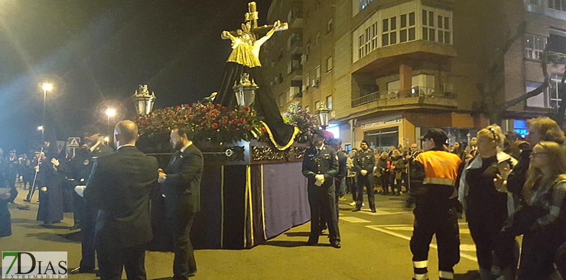 Víctor protagoniza el momento más emotivo de la Semana Santa de Badajoz