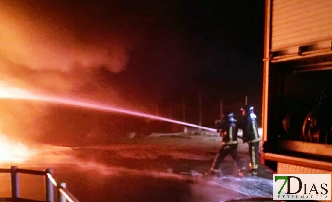 Bomberos luchan por extinguir un grave incendio en Zafra