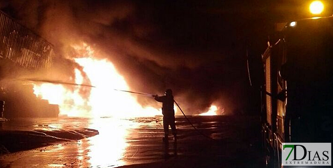 Bomberos luchan por extinguir un grave incendio en Zafra