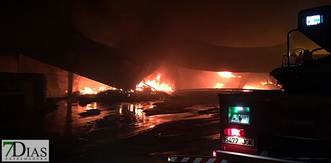 Los bomberos luchan por extinguir un grave incendio en Zafra