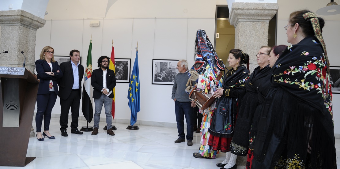 La exposición sobre los Jarramplas de Jorge Armestar aterriza en la Asamblea