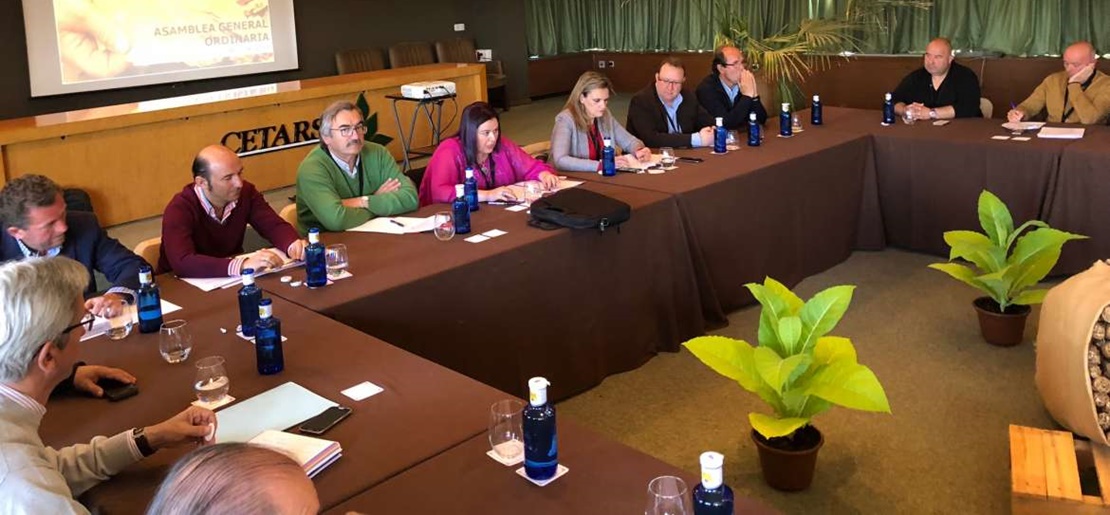 La consejera presenta a los tabaqueros el proyecto para reforzar la trazabilidad del sector