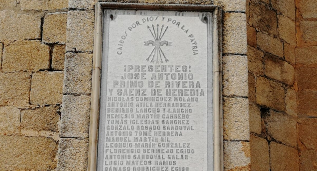 Piden la retirada de una placa falangista en un pueblo cacereño