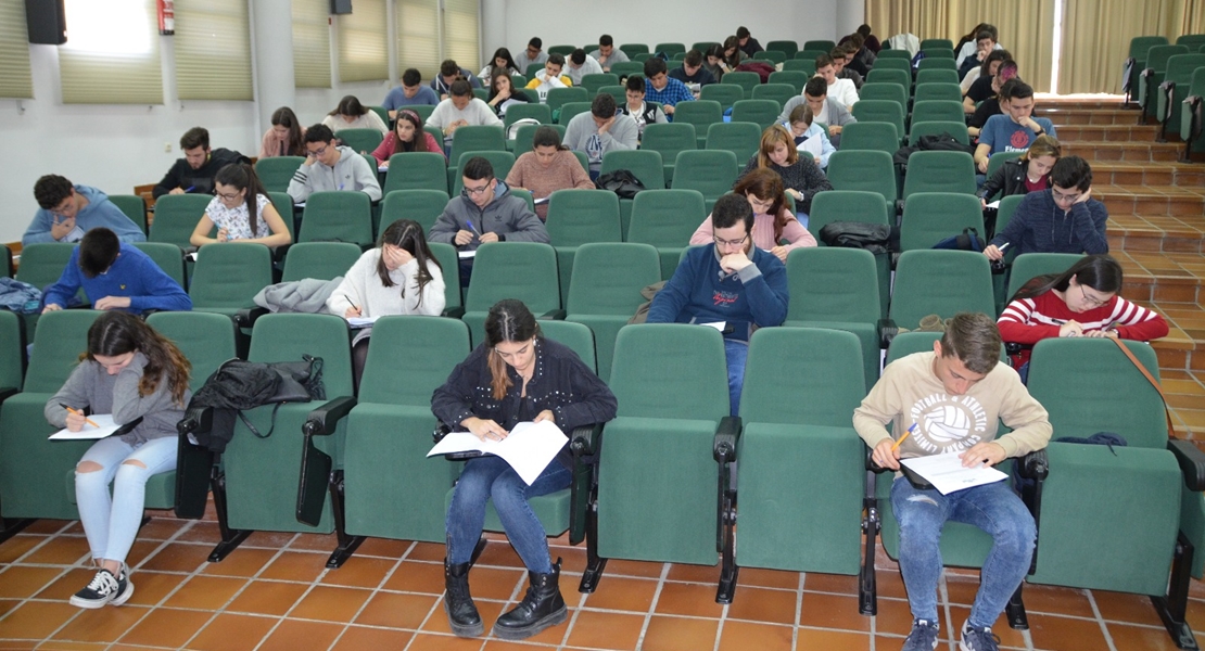 Diplomas y premios en euros para alumnos de segundo de Bachillerato