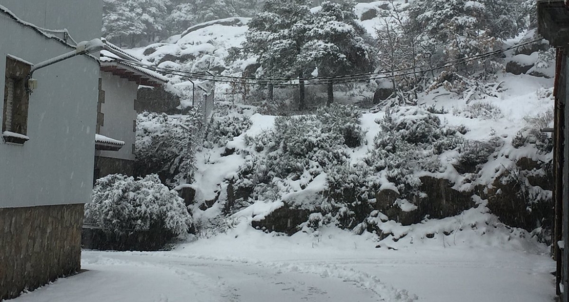 La nieve visita el norte de Extremadura por encima de 800 metros