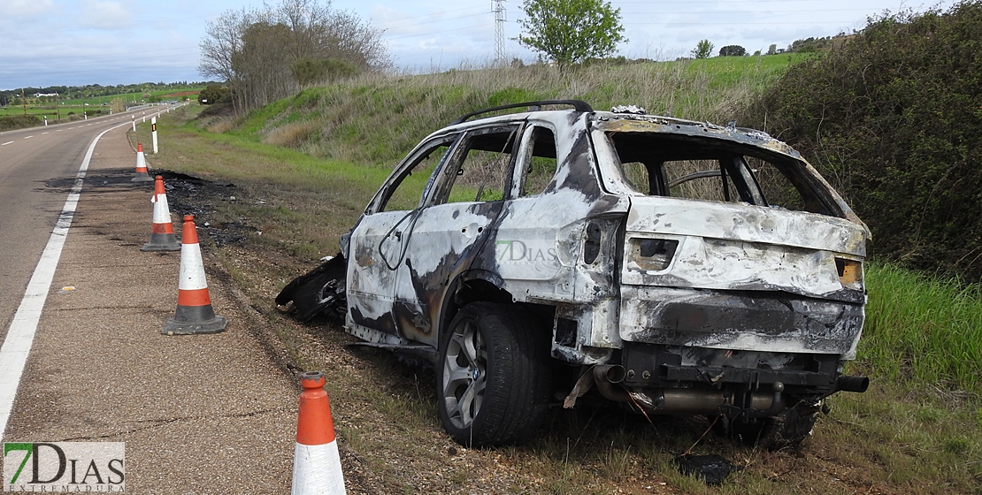 Investigan la aparición de un coche calcinado a las afuera de Badajoz