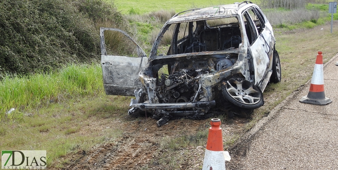 Investigan la aparición de un coche calcinado a las afuera de Badajoz