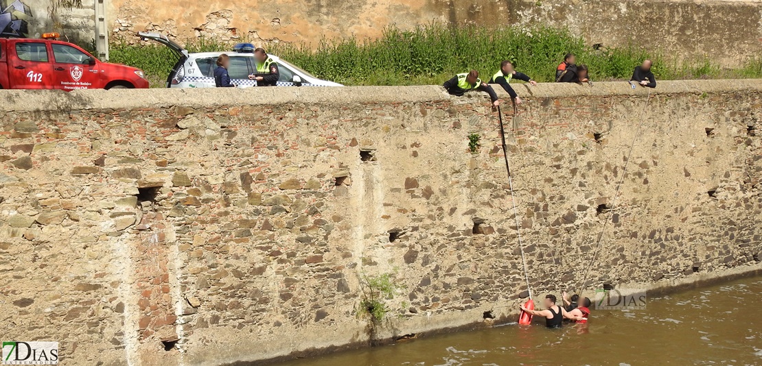 Salvado por Bomberos y Policía Local tras precipitarse al Río Guadiana