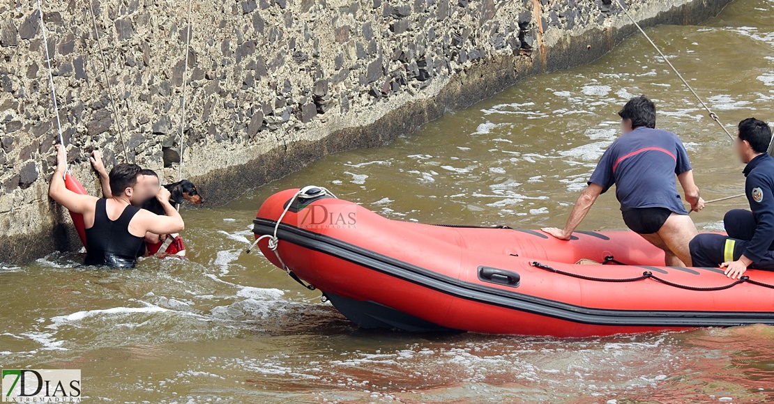 Salvado por Bomberos y Policía Local tras precipitarse al Río Guadiana